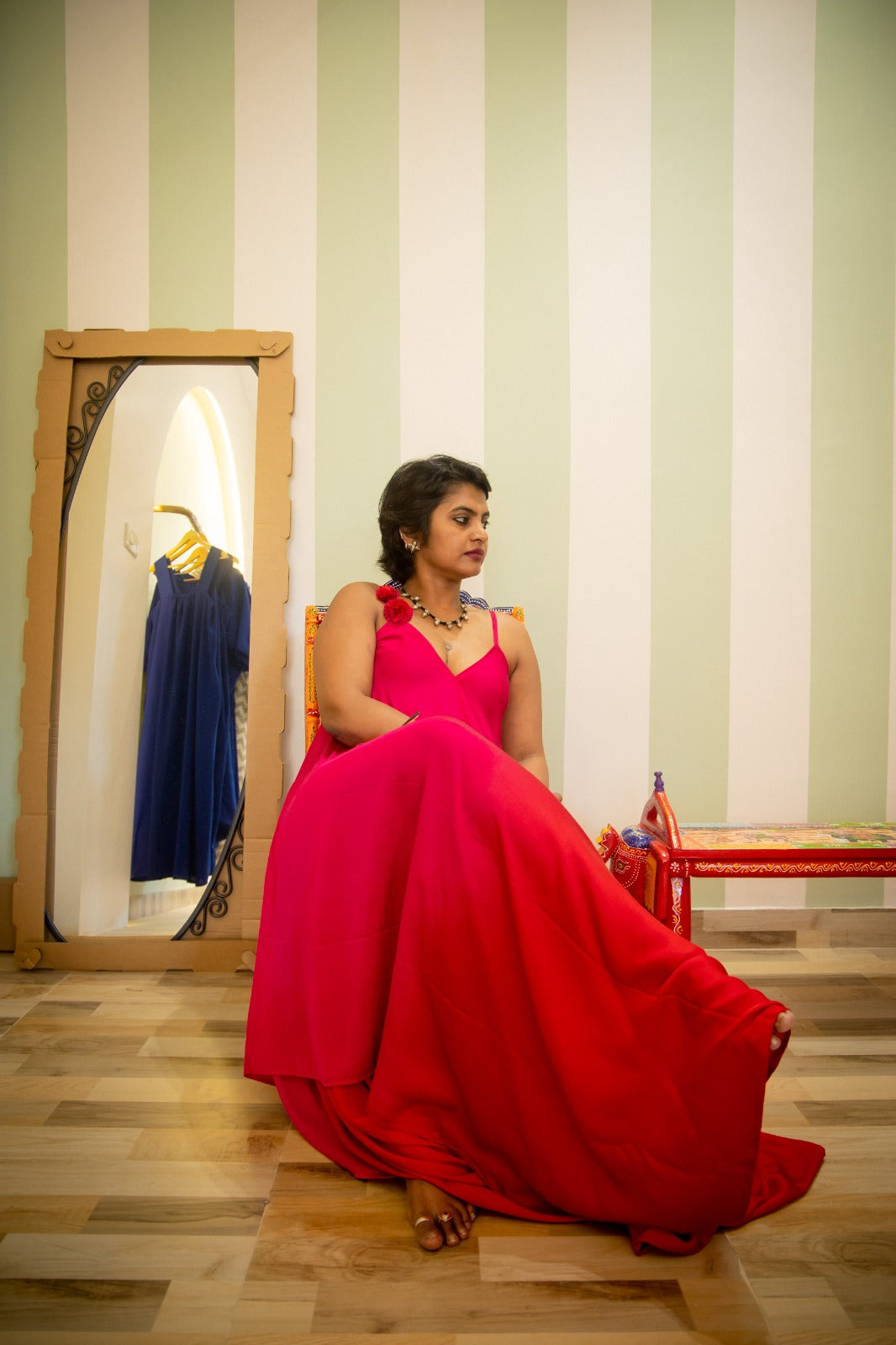 Elegant
Soiree ombré
gown with
flowing
silhouette
and floral
shoulder
embellishme
nt
Dress 