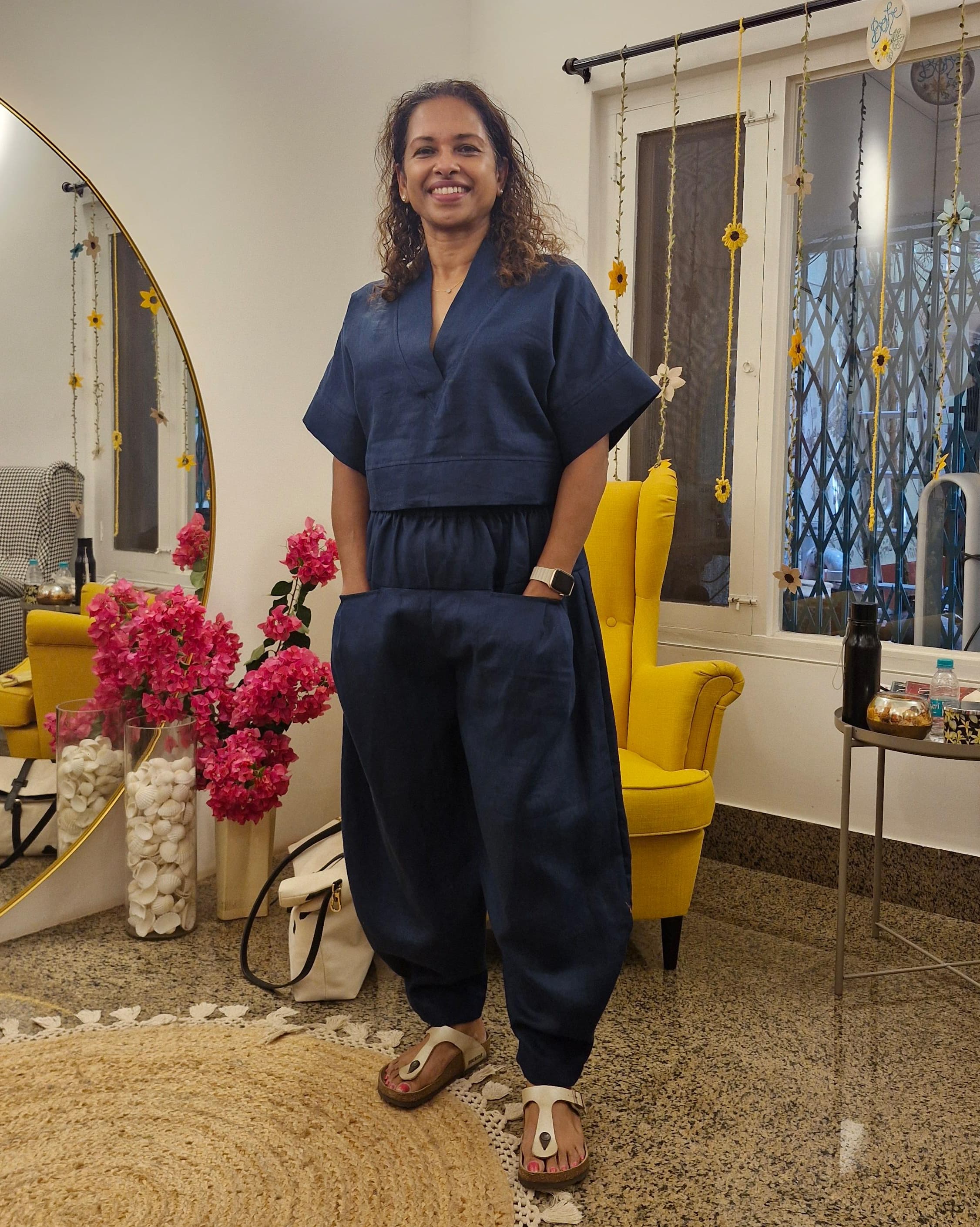 Crop Top with Lapel
Collar & High Waisted
Pants linen, navu blue