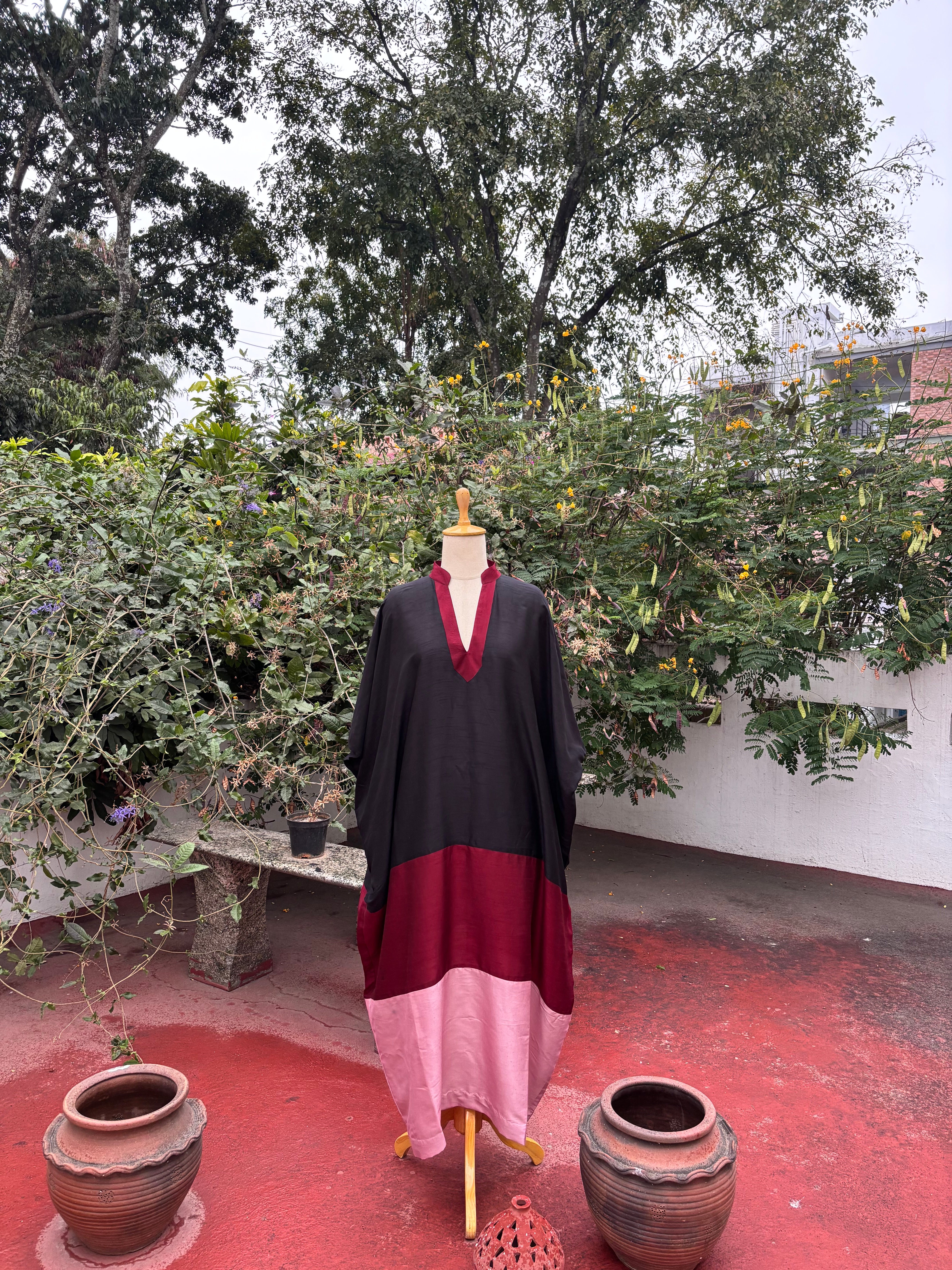 Raw silk
fabric kaftan
in black,
baby pink
and navy